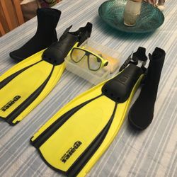 Mares Plana Avanti Quattro Plus Open Heel Bungee Strap Dive Fins The Mares Plana Avanti Quattro Plus Open Heel diving fins are designed for scuba and