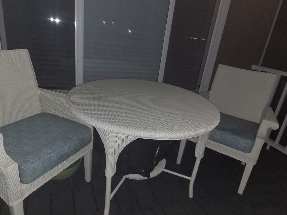 Lloyd FLANDERS RESIN OUTDOOR PATIO SET