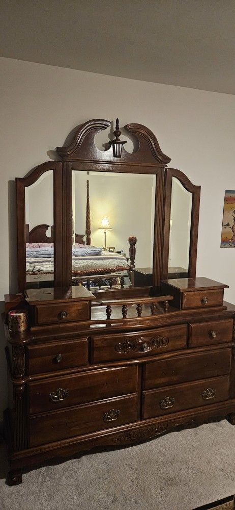 8-pc Queen  Cherry Wood Bedroom Set
