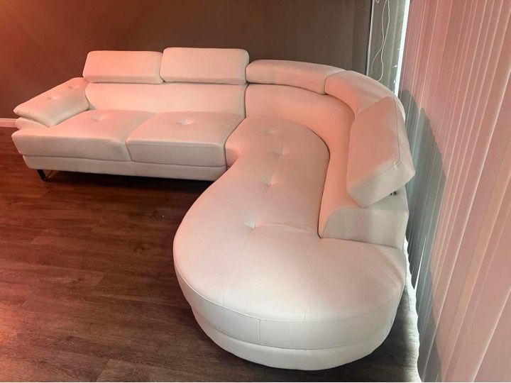 New White Sectional Couch! Includes Free Delivery 🚚!