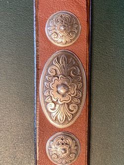LEATHER HAND MADE BRACELET WITH GREAT LOOKING CONCHO