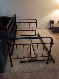 Twin size Day Bed (Black Metal) with Trundle Bed, mattress and foam topper!