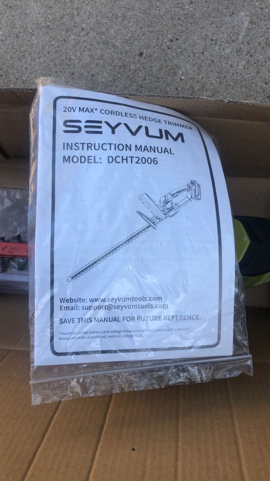 Seyvum 20 V Battery Operated Hedger 22” Blade