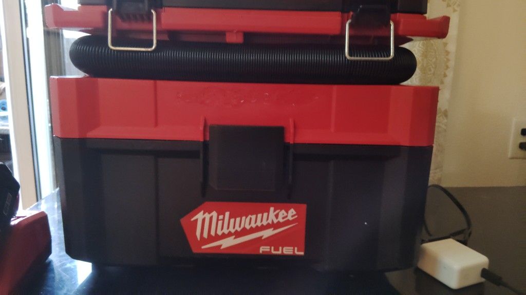 Milwaukee  Cordless Wet/Dry Vacuum  & Battery W/ Charger