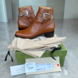 Like new Gucci Engraved Buckle Leather Boots