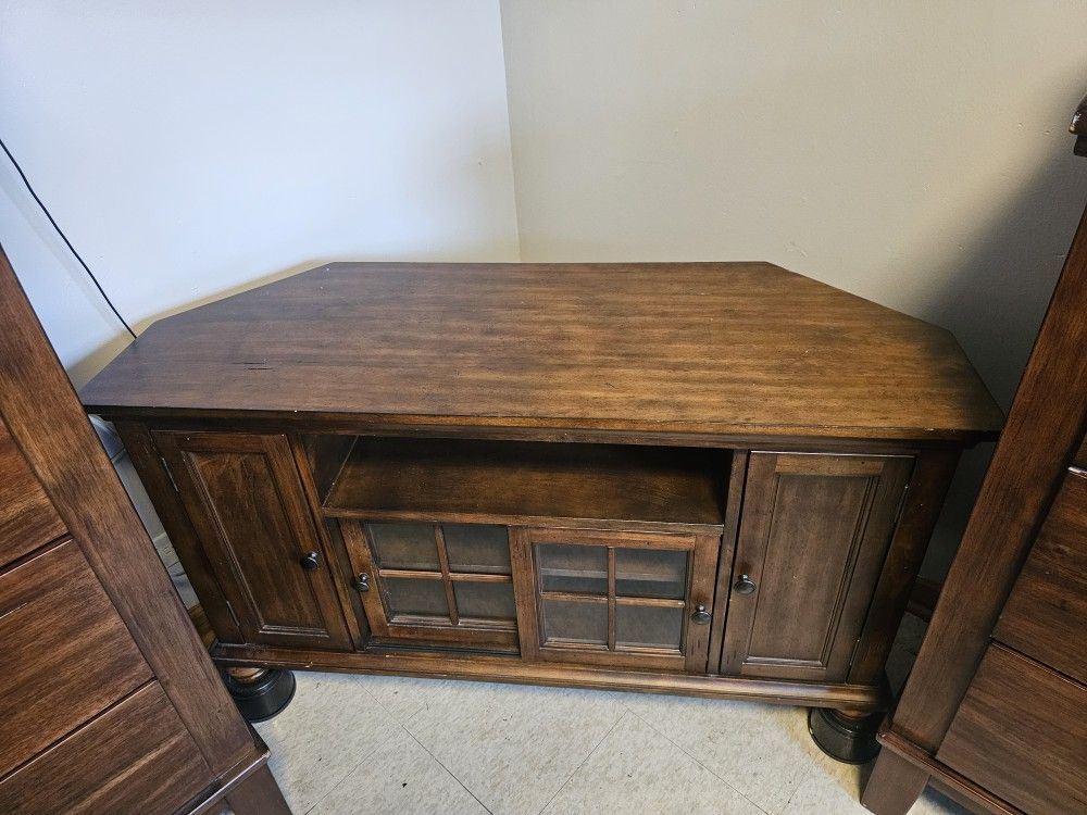 Corner TV Stand
