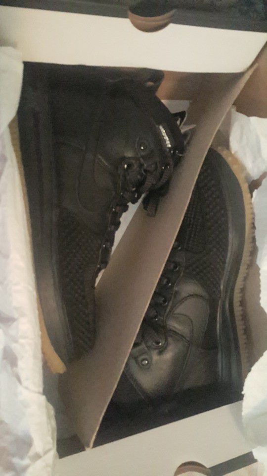 Nike duck boots size 10
