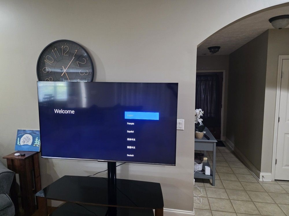 Hisense U7 65in TV With TV Stand