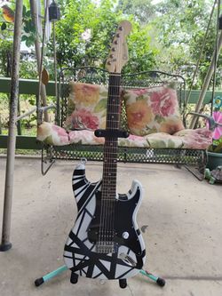 FSOT ! SOLID ELECTRIC GUITAR W/ HOT PICKUP  ! MAKE CASH OR TRADE OFFER ! THANKS  , SOFT CASE INCLUDED ! $135