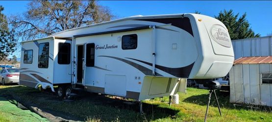 2006 Grand Junction Fifth-Wheel Trailer – Great Layout, Price Negotiable!