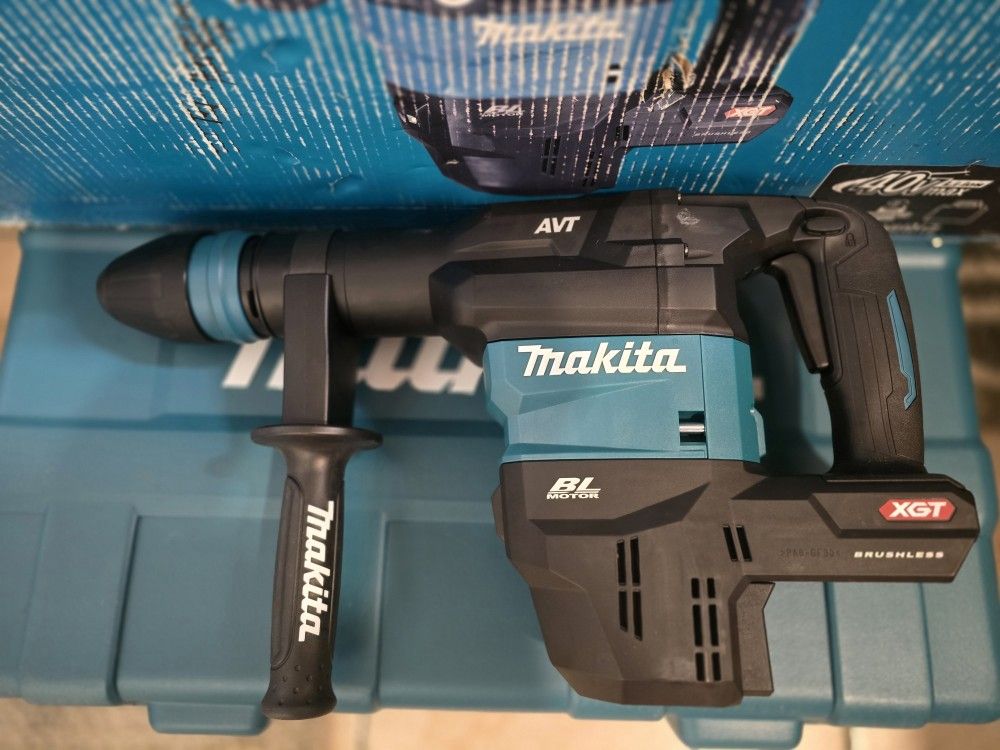 Makita 40V maxXGT 19-1/2 in. Brushless Cordless 15 lbs. AVT Demolition Hammer, AWS (Tool Only) 