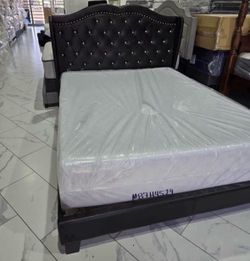 NEW Beautiful Full Size Black Faux Leather Platform Bed Frame