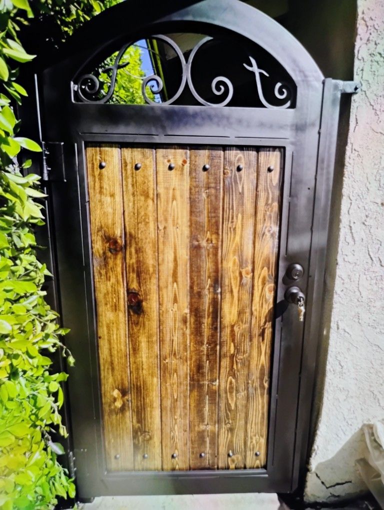 Side Gate