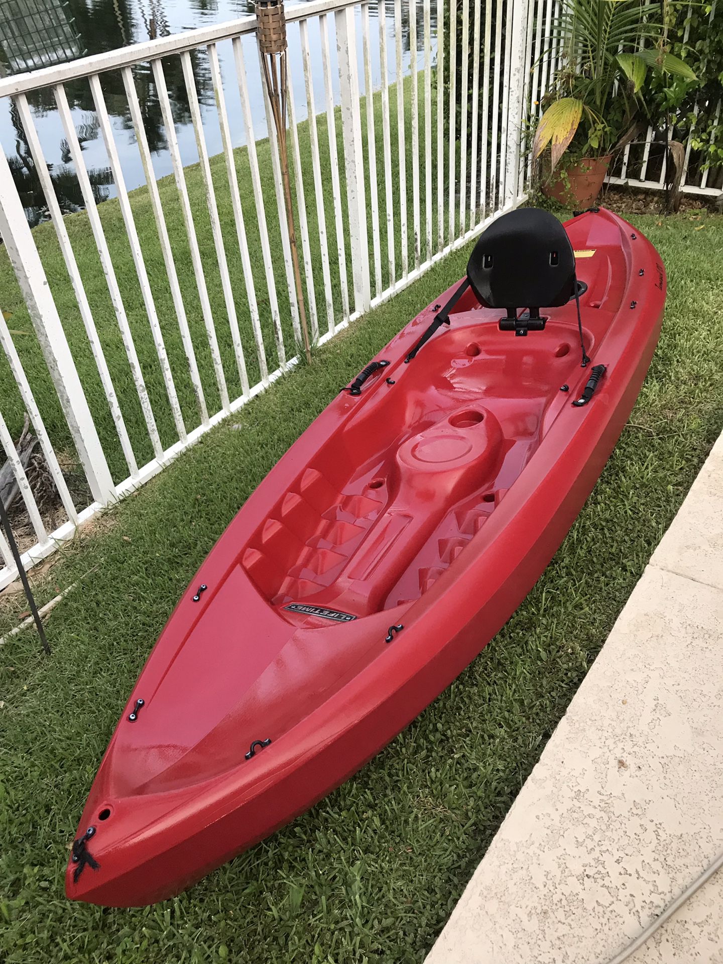 Kayak / Lifetime 10’ Tamarack 120 / Needs some repair but parts included / Delivery Available