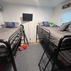 2 Twin Bunk Beds