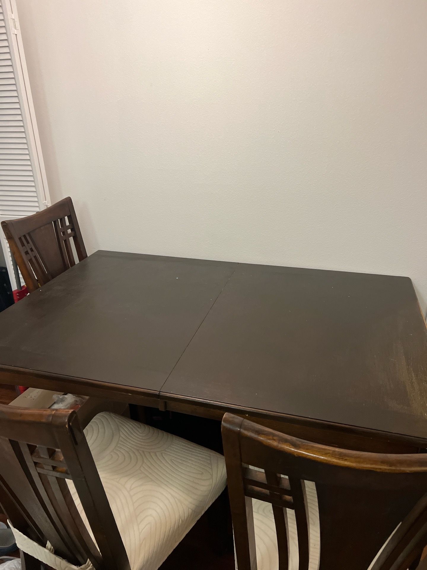 Free dining table in good condition