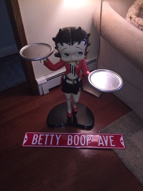 Life size 36 inch Betty Boop waitress statue with metal street sign !!