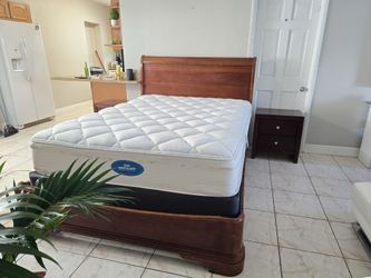 SE VENDE HERMOSA CAMA DE EXCELENTE MADERA, TAMAÑO QUEEN.  INCLUYE BOX SPRING Y COLCHÓN. 