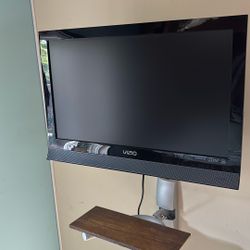 24 In Vizio Flat Screen TV/ W Remote