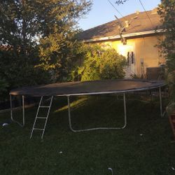 16 FT Trampoline with Safety Net Enclosure – Great Condition