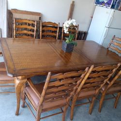 Dining table w/ 8 Chairs