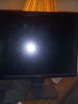 Set of 4 dell computer monitors