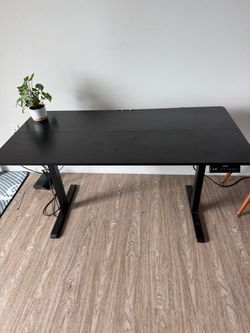 Electric Standing Desk with Adjustable Height