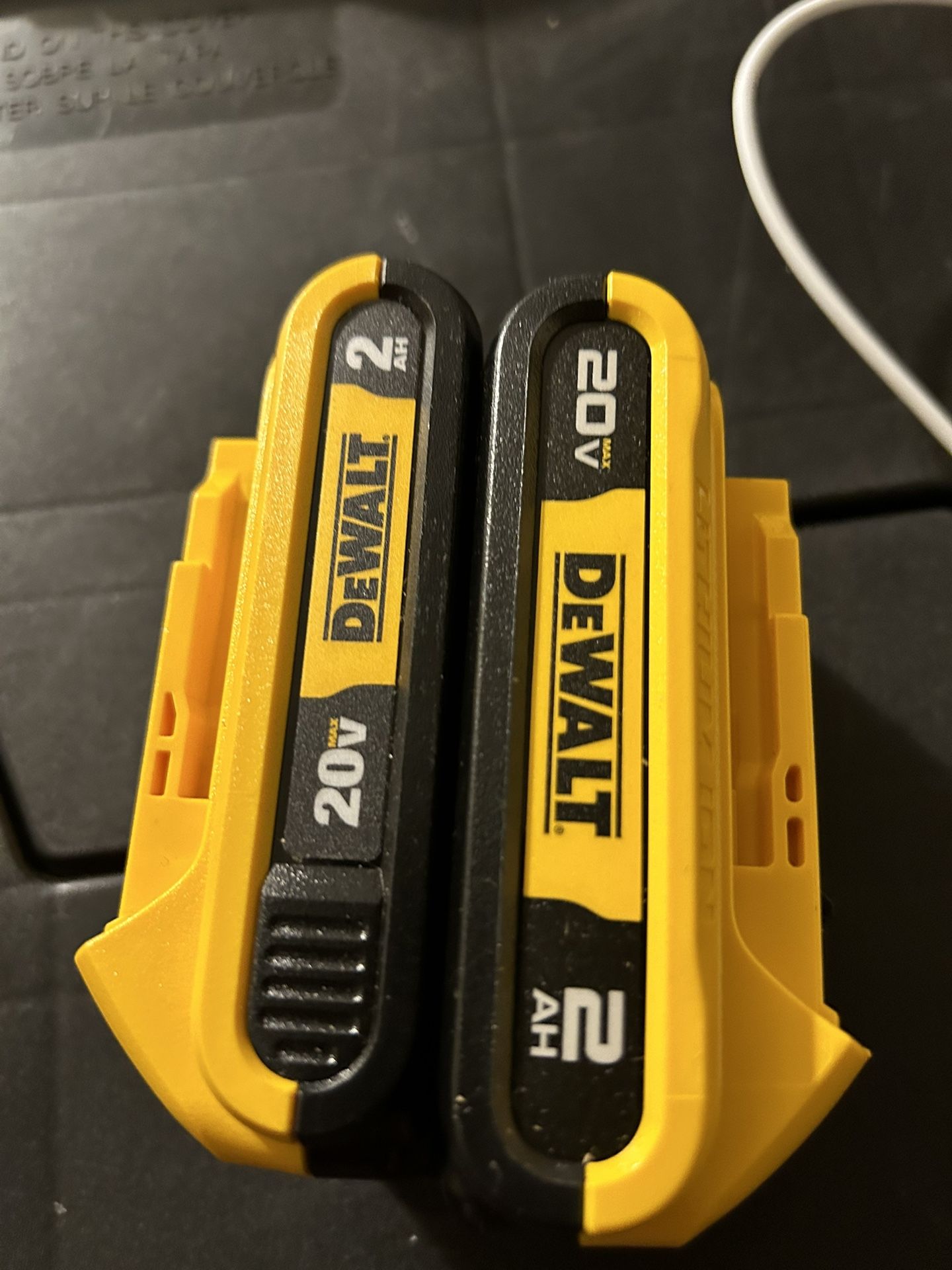 2 batteries dewalt 2.0ah