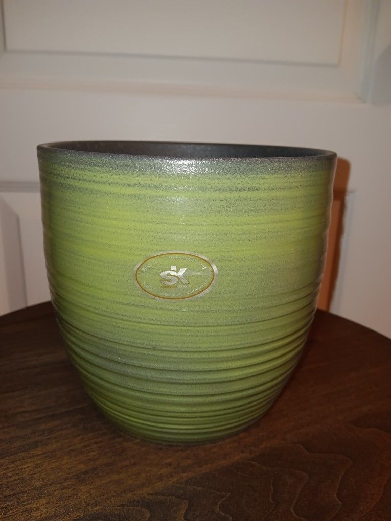 Vase/ Flower Pot