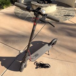 Electric Scooter – Xiaomi M365 Style – Runs Great – Includes Charger