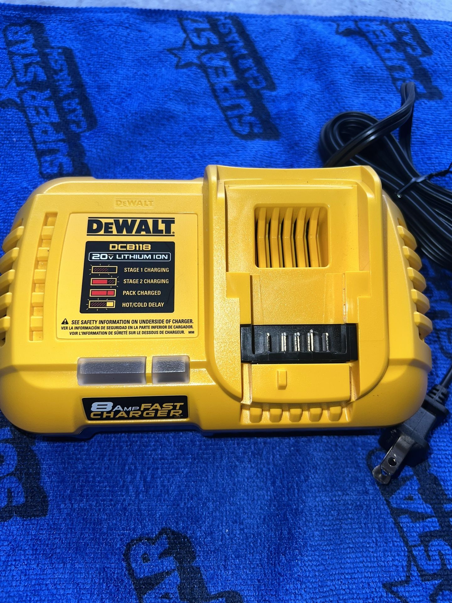 DEWALT 20V MAX Lithium-Ion Fan Cooled Fast Battery Charger