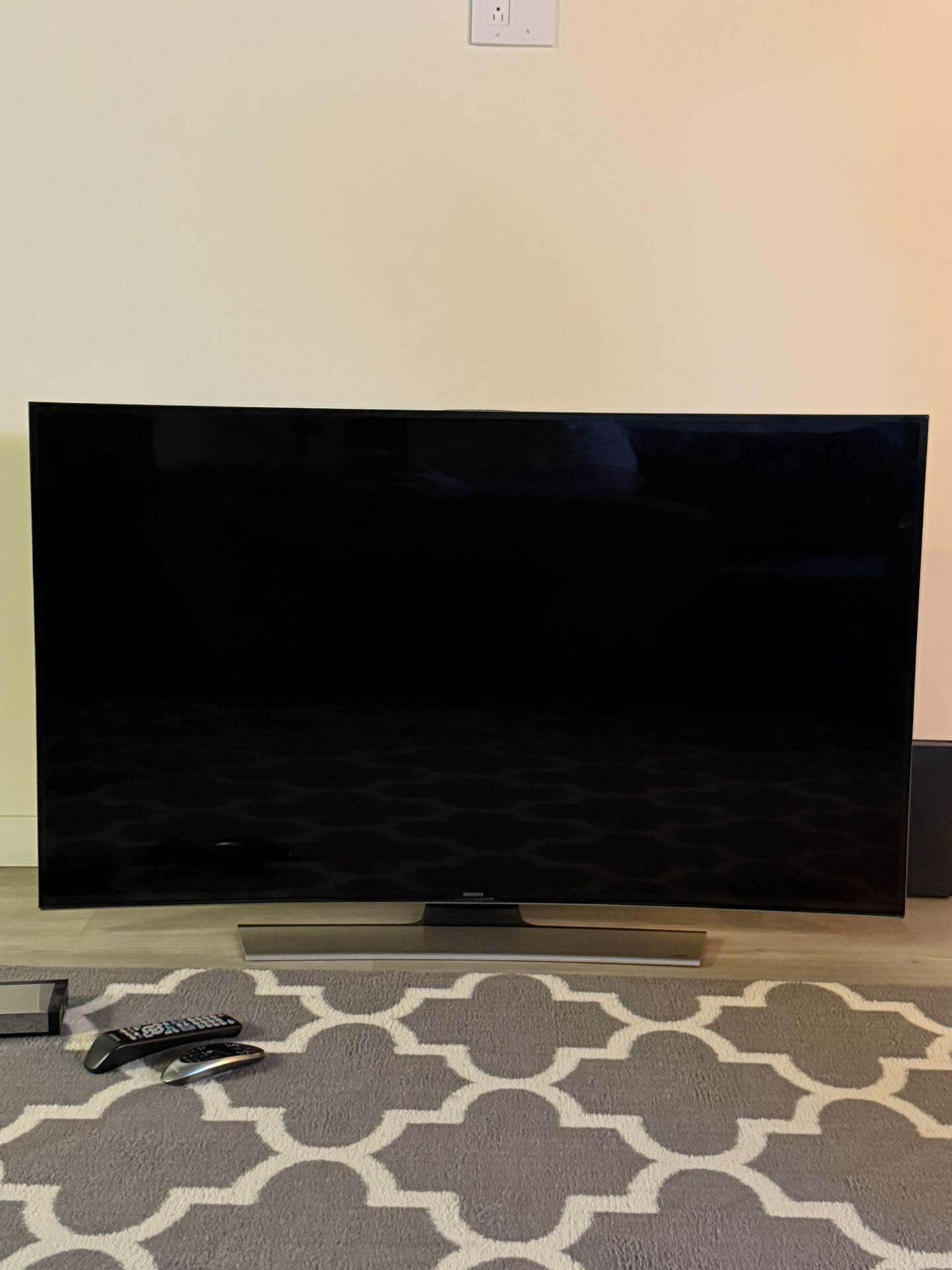 TITLE- SAMSUNG 55” UHD 4K CURVED TV MINT W/ STAND, POWER HUB & 2 CONTROLLERS !
