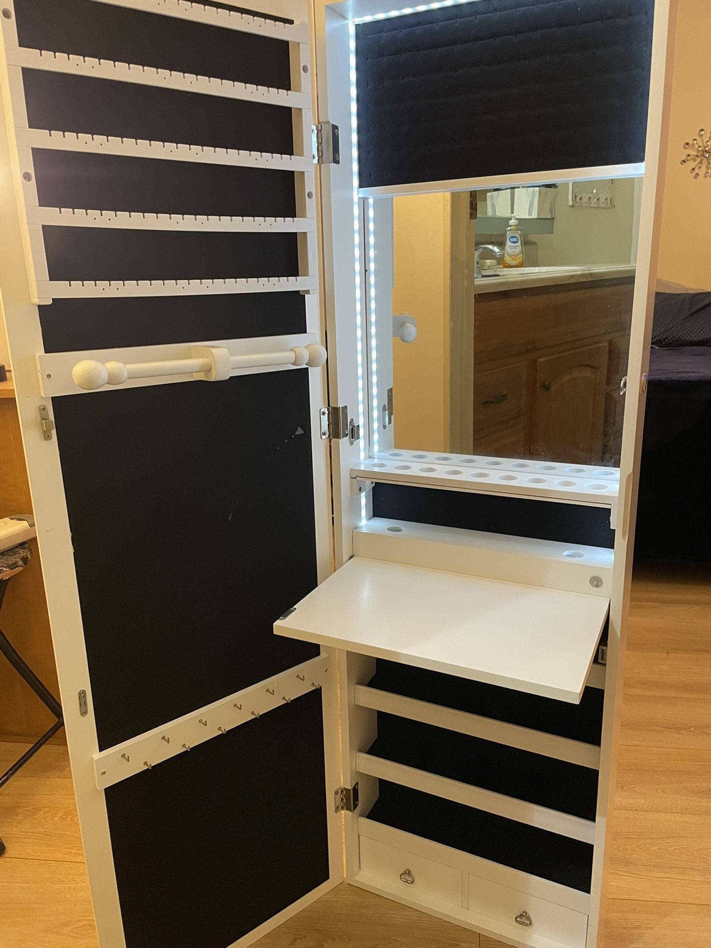 Hangable Locked , Mirror