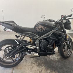 2023 Triumph Street Triple RS (<800mi)