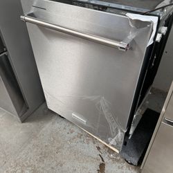 Kitchen Aid Dishwasher In Stainless Steel With Third Rack 