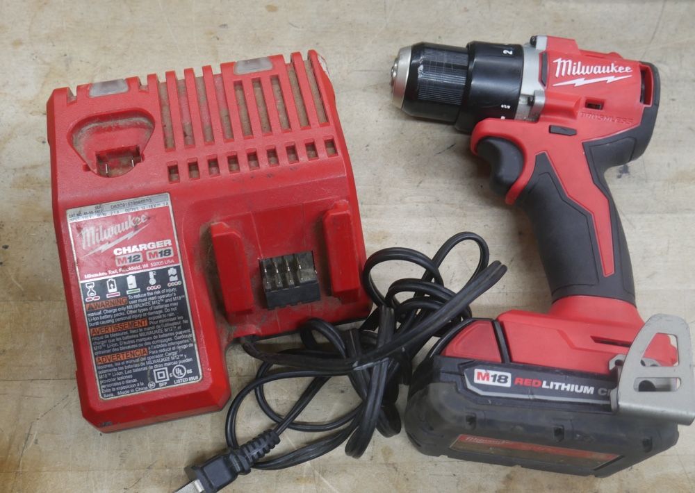 MILWAUKEE 3601-20 1/2 DRILL DRIVER & 2.OAH BATTERY & 48-59-1812 CHARGER PRE OWNED 890057-1