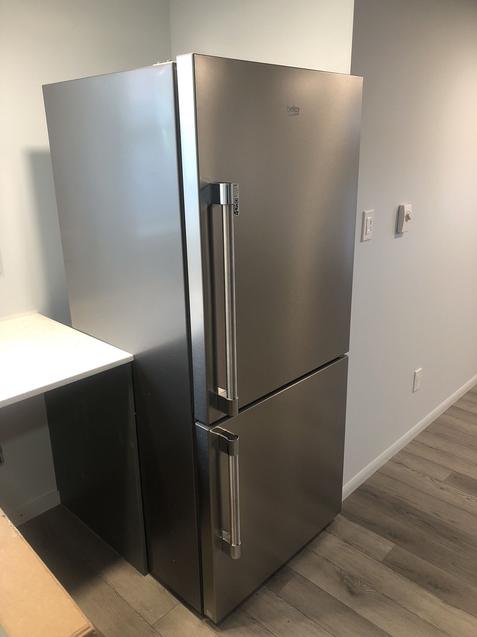 New refrigerator. Never Used! Too big!