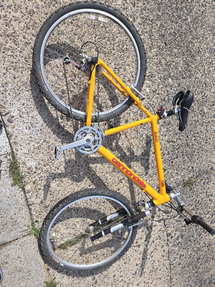 Cannondale F400  CAT2 26" MOUNTAIN BIKE 