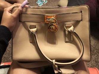 BEIGE AND GOLD MICHAEL KORS BAG