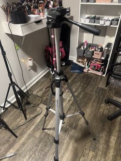 Amazon Basics Tri-pod