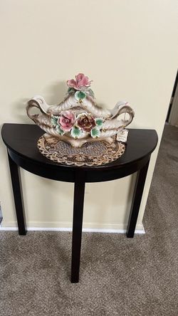 3 pieces set Italian certified Capodimonte with brown wood stand and placemat pickup Gaithersburg md20877