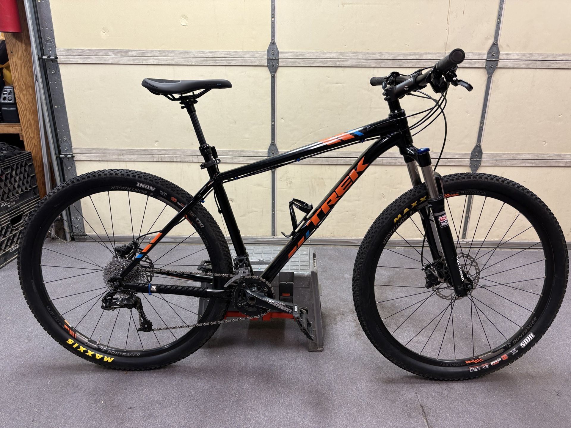2016 Trek X-Caliber 8 Mountain Bike (Large)