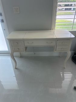 Computer desk