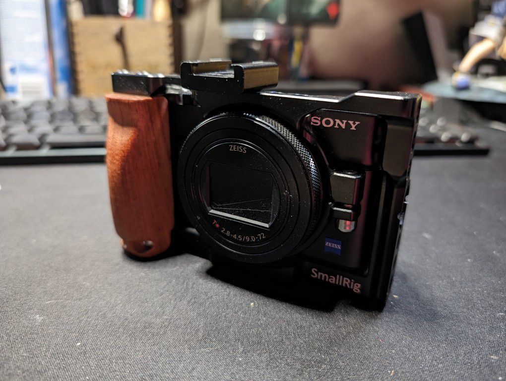 Rx100 VII w/Small Rig Cage