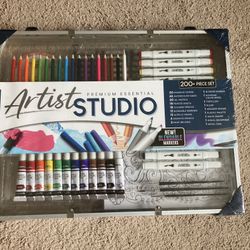 Brand New Art Set 200 Pieces