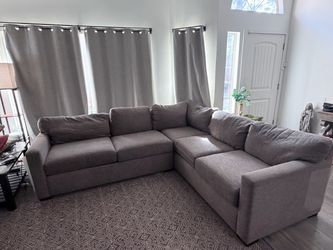 Jerome’s Gray L-Shaped Sectional Sofa – Excellent Condition