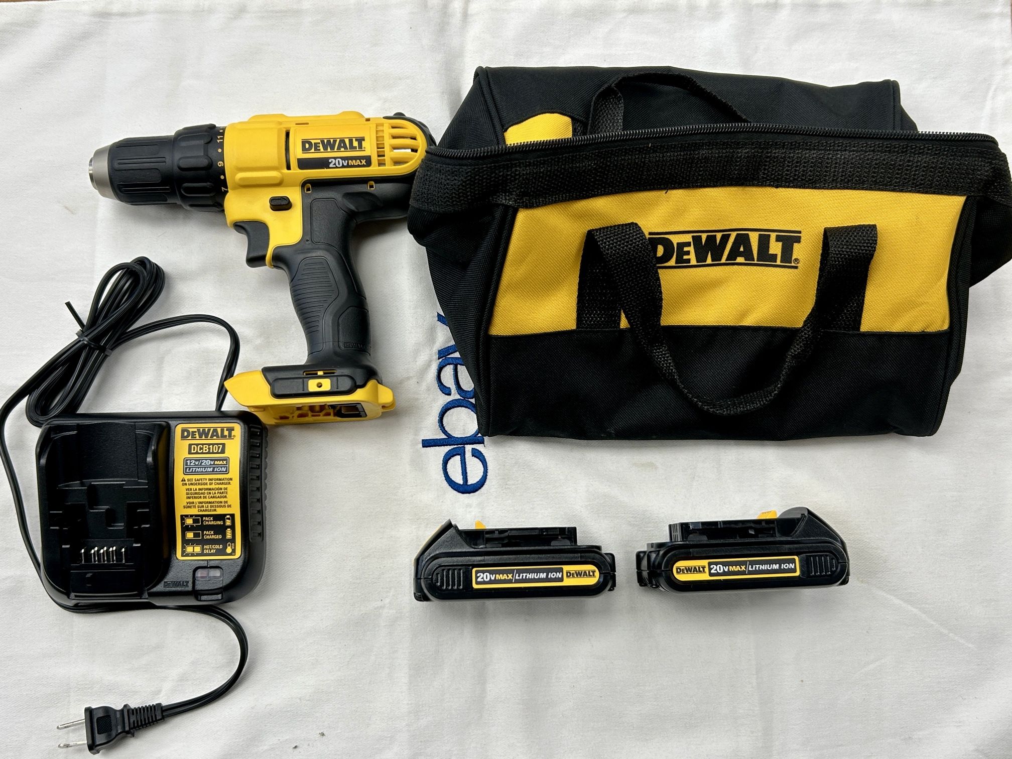 20V MAX Cordless 1/2 In. Drill/Driver DCD771 (2) 20V Batteries, Charger, Bag
