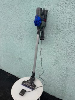 Dyson DC35 Cordless Vacuum Cleaner – Complete Set with Charger & Attachments