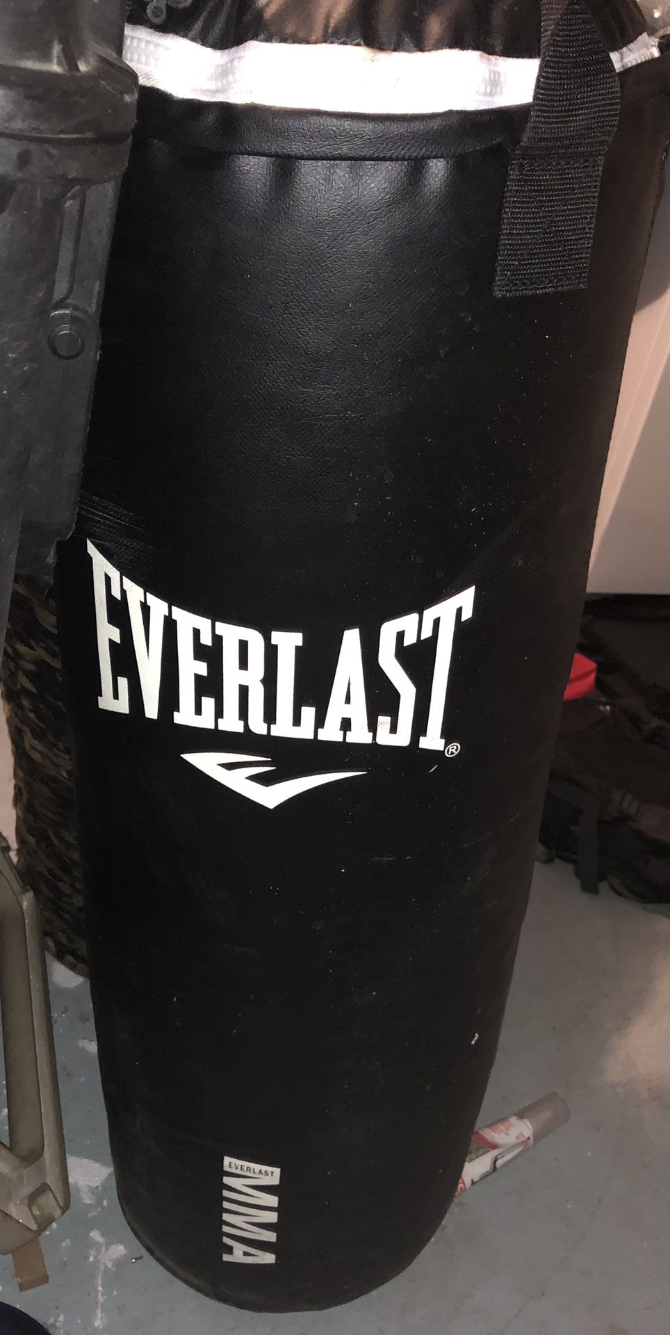 EVERLAST MMA 70LB PUNCHING BAG HANGING NEW