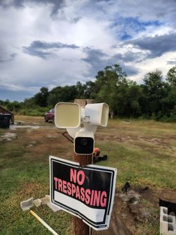 Blink Flood Light /Camera with Night Vision and 1 Blink Door Bell camera wireless